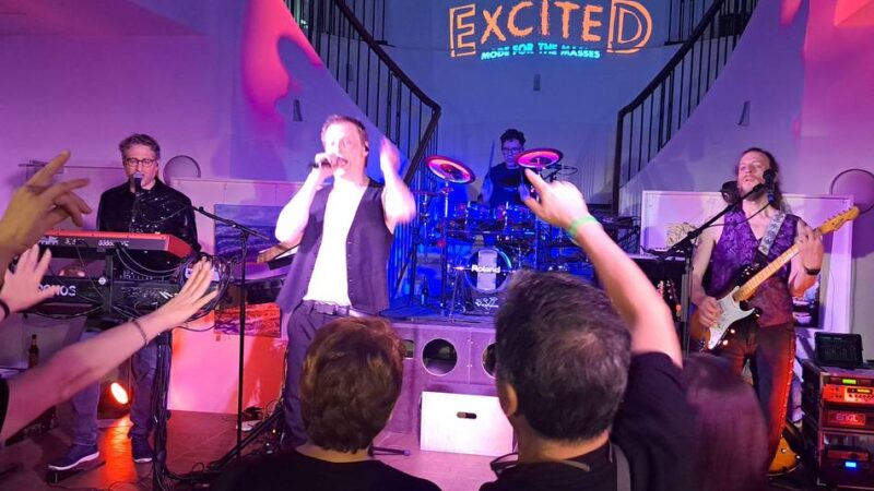 Tribute-Band „Excited“ in Hückeswagen: Als hätte „Depeche Mode“ selbst auf der Bühne im Island gestanden