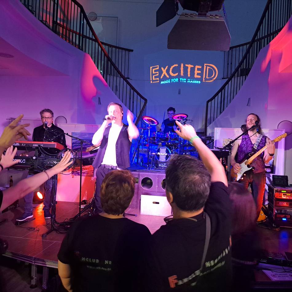 Tribute-Band „Excited“ in Hückeswagen: Als hätte „Depeche Mode“ selbst auf der Bühne im Island gestanden