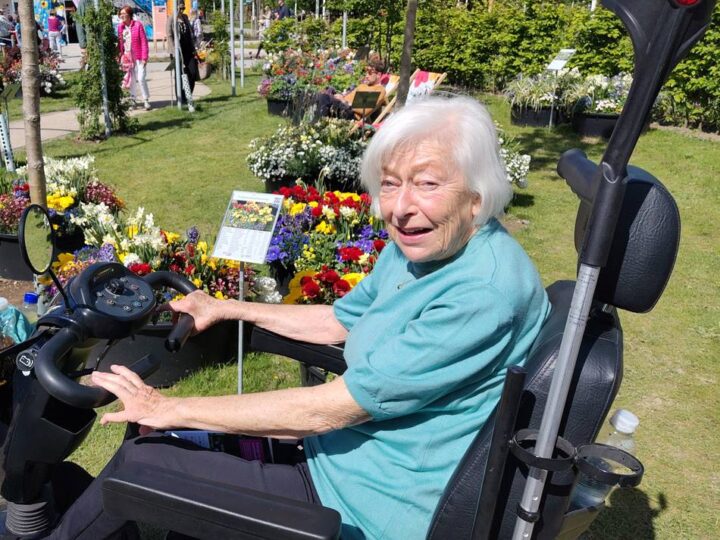 Mobilitätshilfe im Selbstversuch: Mit dem E-Mobil über die Neusser Laga