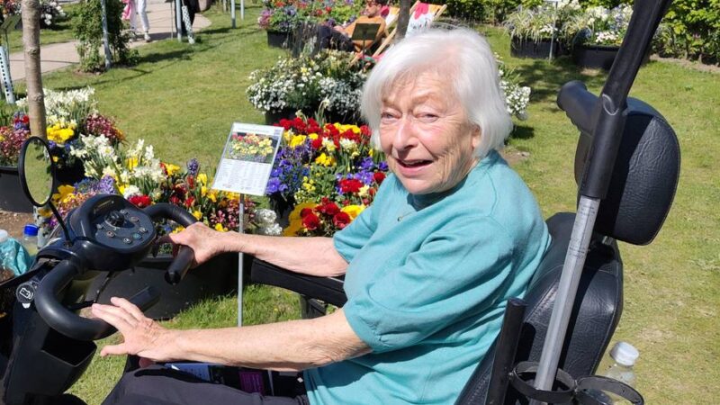 Mobilitätshilfe im Selbstversuch: Mit dem E-Mobil über die Neusser Laga