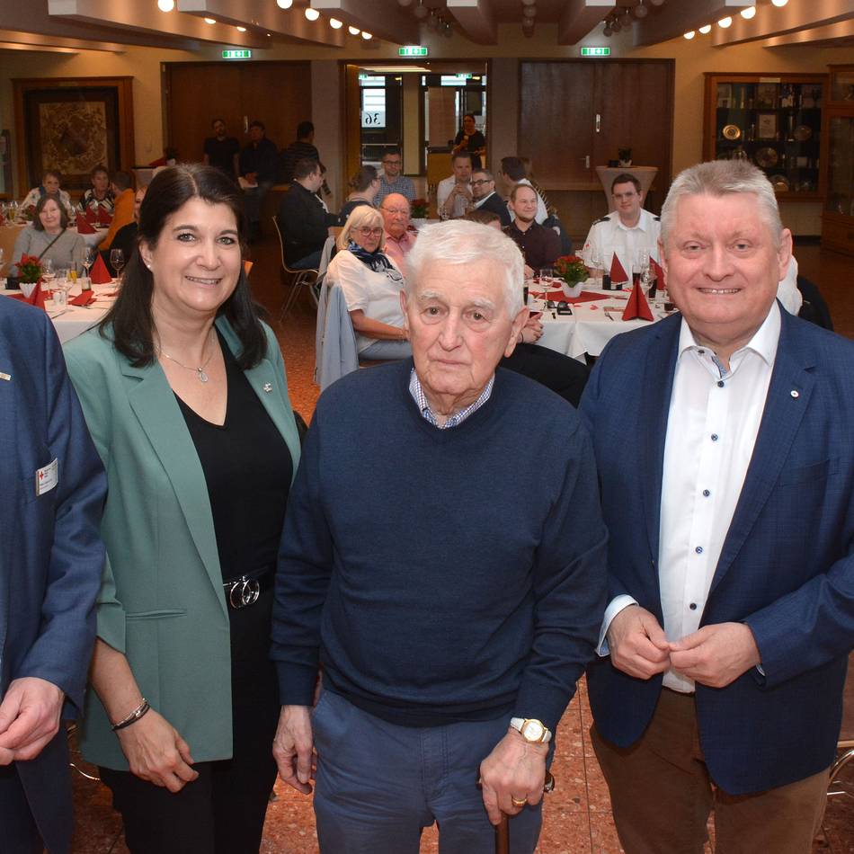 DRK-Kreisverband ehrt langjährige Mitglieder: Nicht nur Lob im Gepäck – Gröhe verspricht DRK-Helfern moderne Ausrüstung