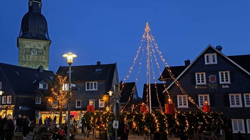 Neue Weihnachtstradition in Wermelskirchen: Großer Adventskranz am Markt kommt zurück
