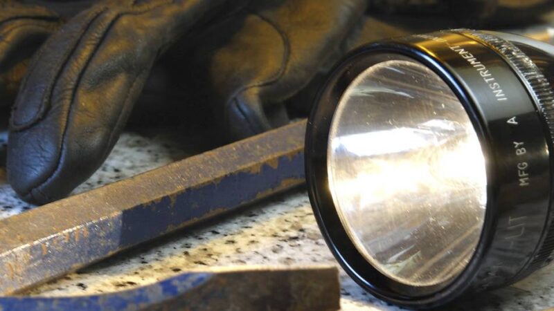 Täter flüchtig in Wermelskirchen: Fahrzeugbesitzer vertreibt nächtliche Diebe