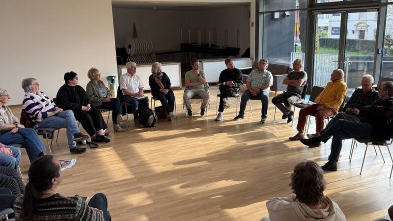 Kulturaustausch im Bergischen: Kulturtisch diskutiert über Bahntrasse als Werbefläche