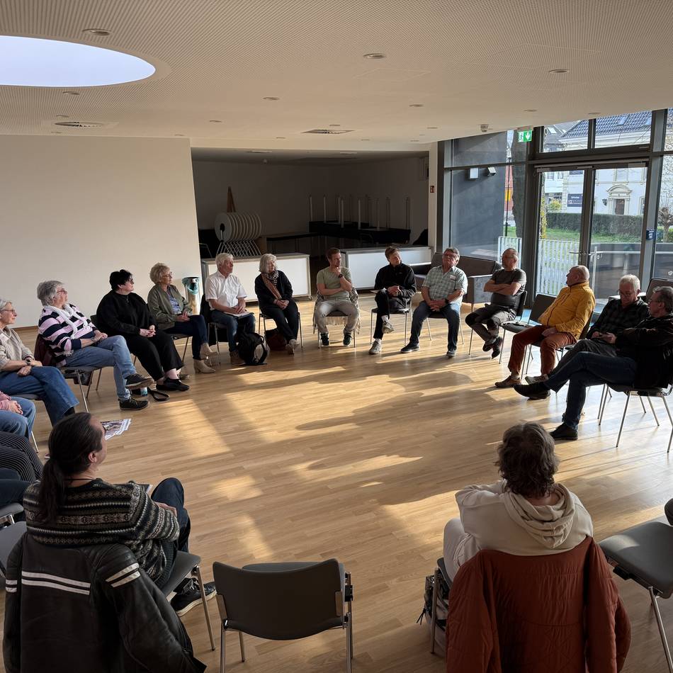 Kulturaustausch im Bergischen: Kulturtisch diskutiert über Bahntrasse als Werbefläche