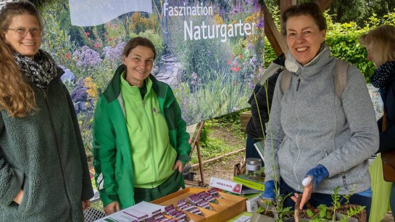 Pflanzentauschbörse auf dem Tuppenhof in Vorst: Im Bauerngarten wechseln Pflänzchen und Gartentipps den Besitzer
