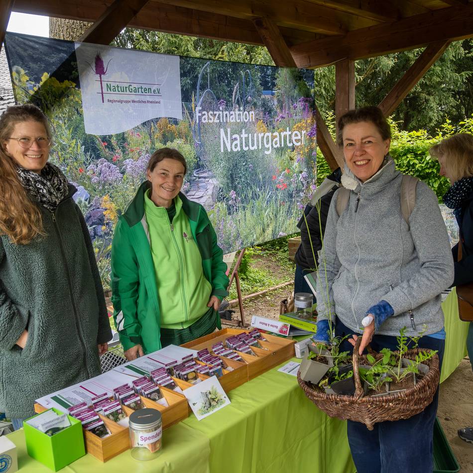 Pflanzentauschbörse auf dem Tuppenhof in Vorst: Im Bauerngarten wechseln Pflänzchen und Gartentipps den Besitzer