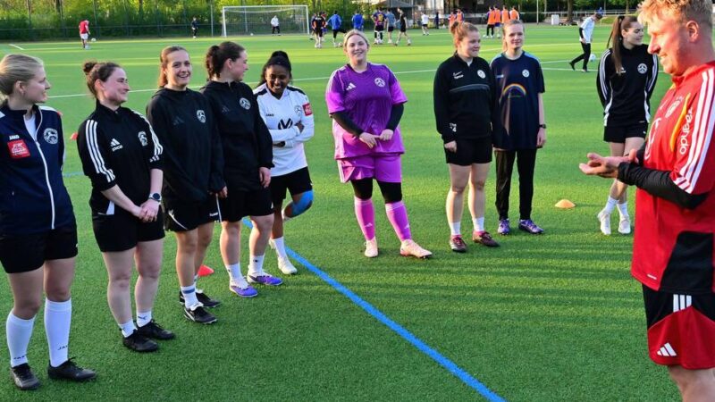 Charity-Event in Grevenbroich: Comic-Heldin „Danie“ macht jungen Fußballerinnen Mut