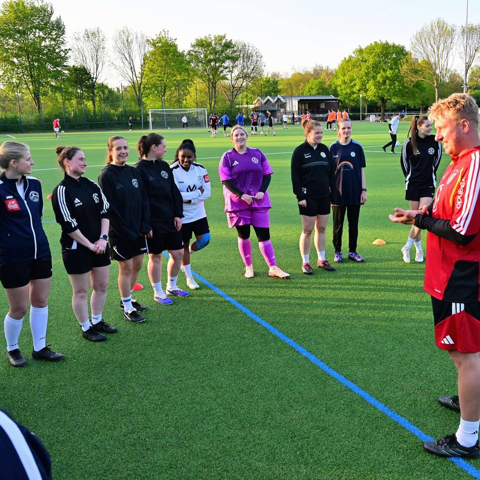 Charity-Event in Grevenbroich: Comic-Heldin „Danie“ macht jungen Fußballerinnen Mut