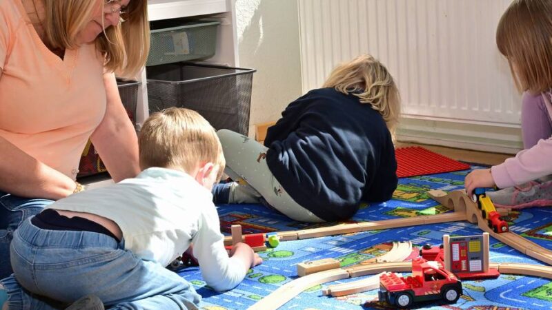 „Das ist uns gute Kinderbetreuung wert“: Dormagen experimentiert seit einem Jahr mit kleineren Kita-Gruppen – lohnt sich das?