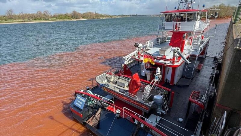 Dormagener Feuerwehr informiert: Warum sich der Rhein wieder rot färbt
