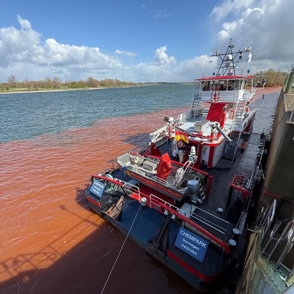 Dormagener Feuerwehr informiert: Warum sich der Rhein wieder rot färbt