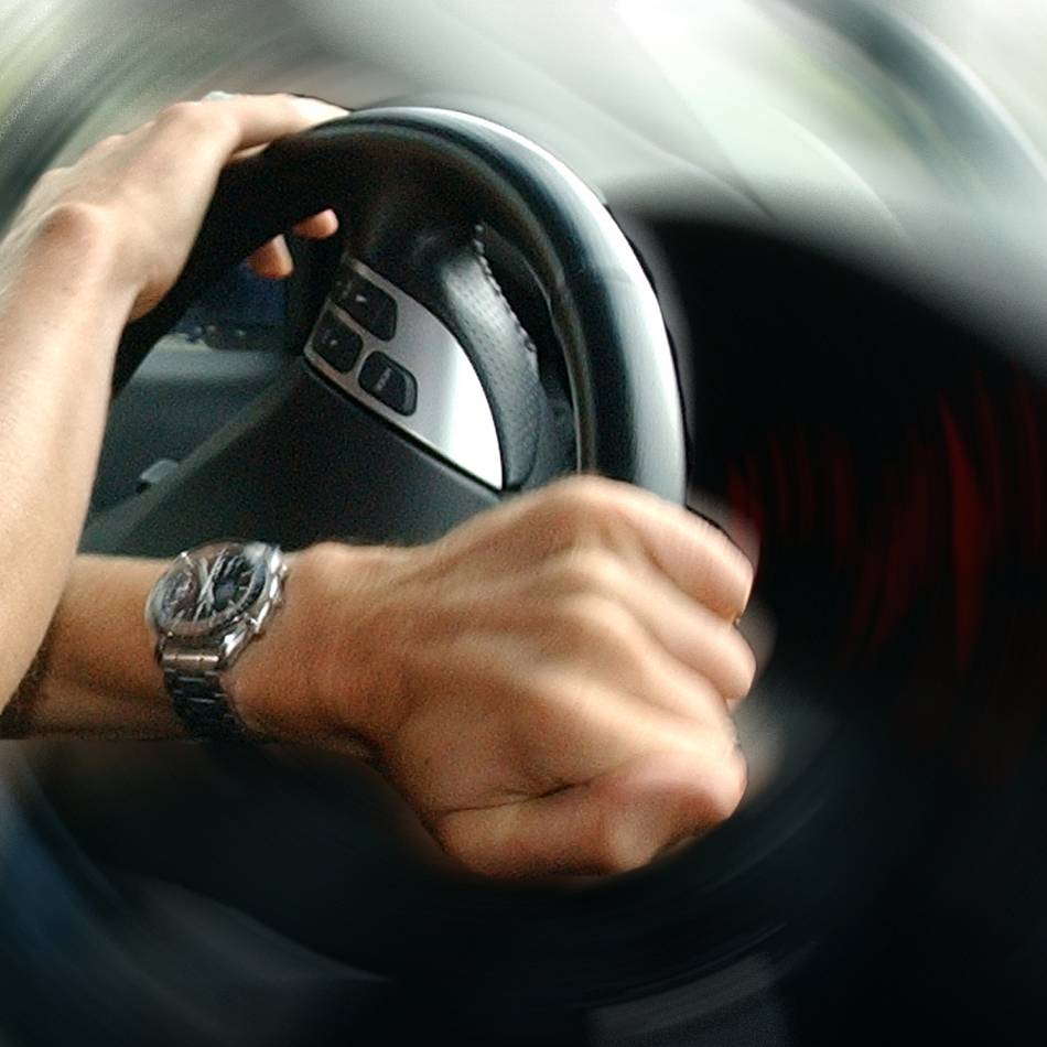 Drogen-Fahrt vor Gericht: Junger Mann erfasste 22-Jährige beim „Driften“ – Urteil fällt milde aus