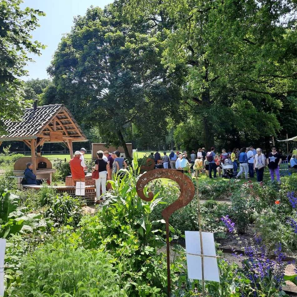 Freizeit in Emmerich: Brot, Wein und Boule – Backtag am Schlösschen
