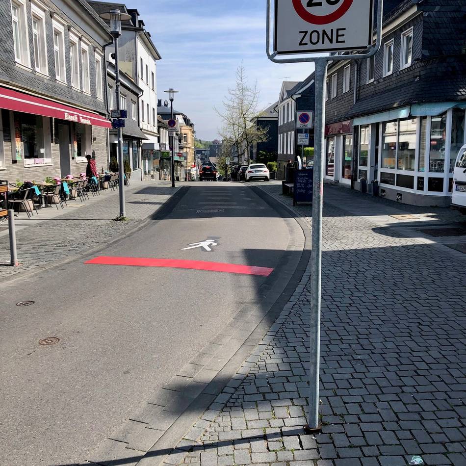Verkehr in Wermelskirchen: Roter Streifen an der Kölner Straße soll Fußgänger schützen