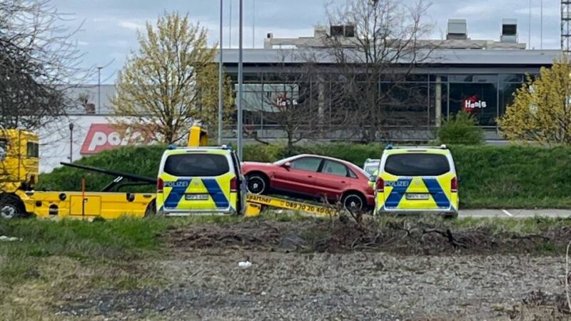 Einsatz am „Carfreitag“: Großkontrolle in Jüchen – Polizei stellt zwölf getunte Autos sicher