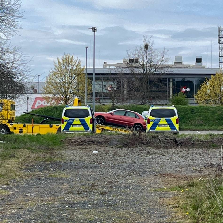 Einsatz am „Carfreitag“: Großkontrolle in Jüchen – Polizei stellt zwölf getunte Autos sicher