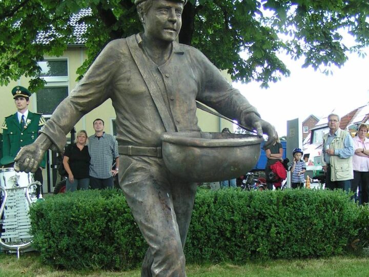 Skulptur „Sämann“ in Dormagen: Delrath schockiert über dreisten Bronze-Diebstahl