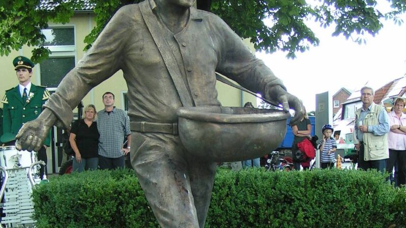 Skulptur „Sämann“ in Dormagen: Delrath schockiert über dreisten Bronze-Diebstahl