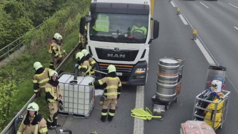 A46 bei Hilden: Lkw kracht in Leitplanke – 750 Liter Diesel laufen aus