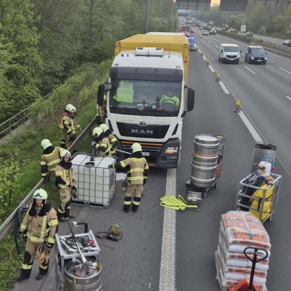 A46 bei Hilden: Lkw kracht in Leitplanke – 750 Liter Diesel laufen aus