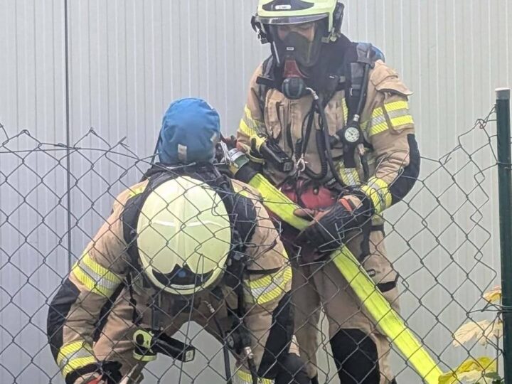 Feuerwehr Hilden: Stundenlanger Einsatz wegen Brand in Industriegebäude