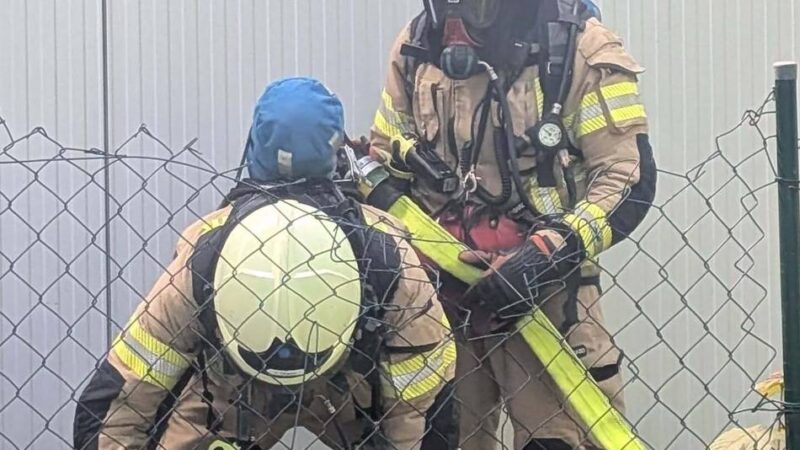 Feuerwehr Hilden: Stundenlanger Einsatz wegen Brand in Industriegebäude