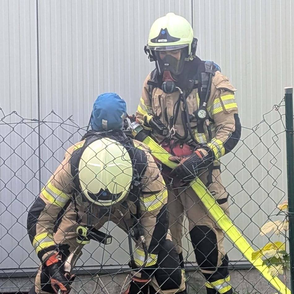 Feuerwehr Hilden: Stundenlanger Einsatz wegen Brand in Industriegebäude
