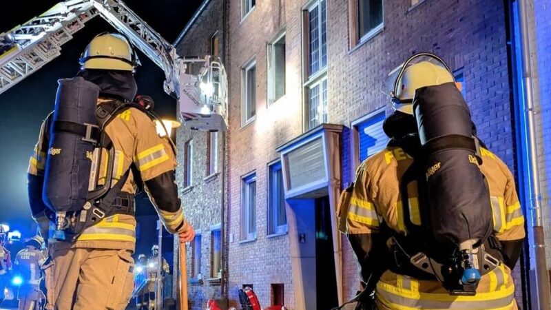 Acht Menschen gerettet: Feuer in Mehrfamilienhaus in Kleve – mehrere Wohnungen unbewohnbar