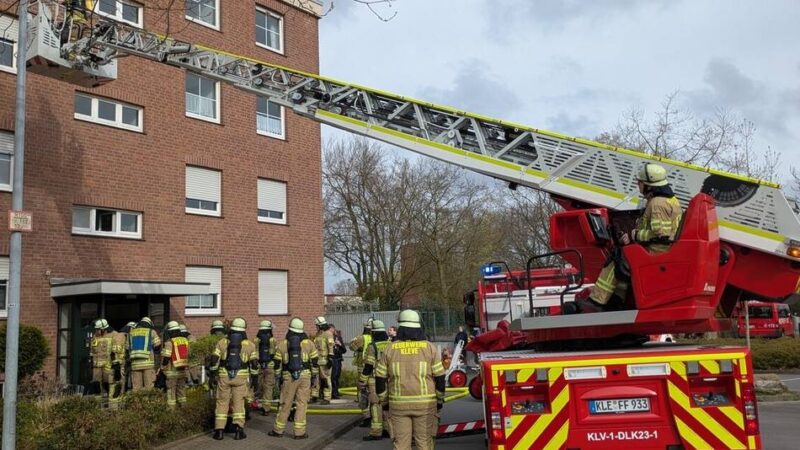 An der Dehlerstraße: Klever Feuerwehr löscht Brand in Mehrfamilienhaus