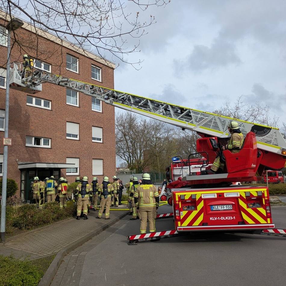 An der Dehlerstraße: Klever Feuerwehr löscht Brand in Mehrfamilienhaus