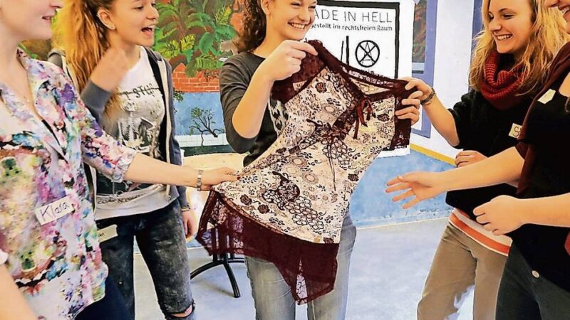 Jubiläumsaktion der Hückeswagener Schule: „Kleiderwirbel“ der Realschule für mehr Nachhaltigkeit