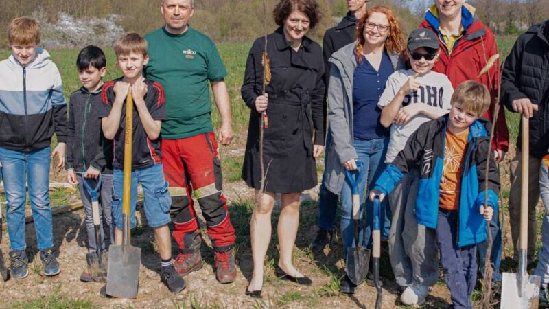 Kaarster Praxis engagiert sich: Dank Goldspenden zur Aufforstung