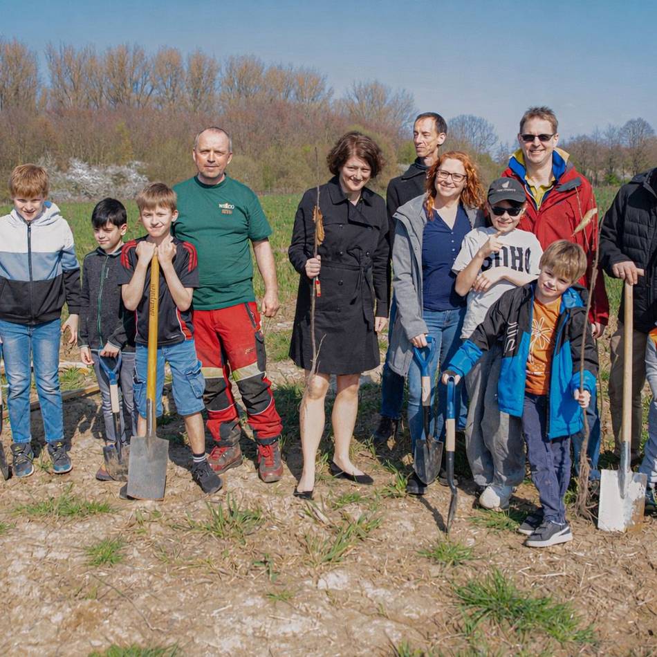 Kaarster Praxis engagiert sich: Dank Goldspenden zur Aufforstung