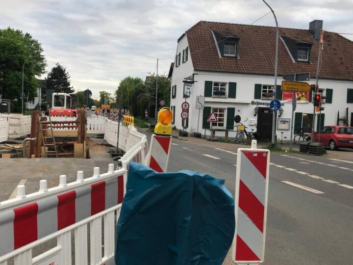 Kanalbaustelle in Vierbaum: Neben dem Schwarzen Adler wird ein Stollen gegraben