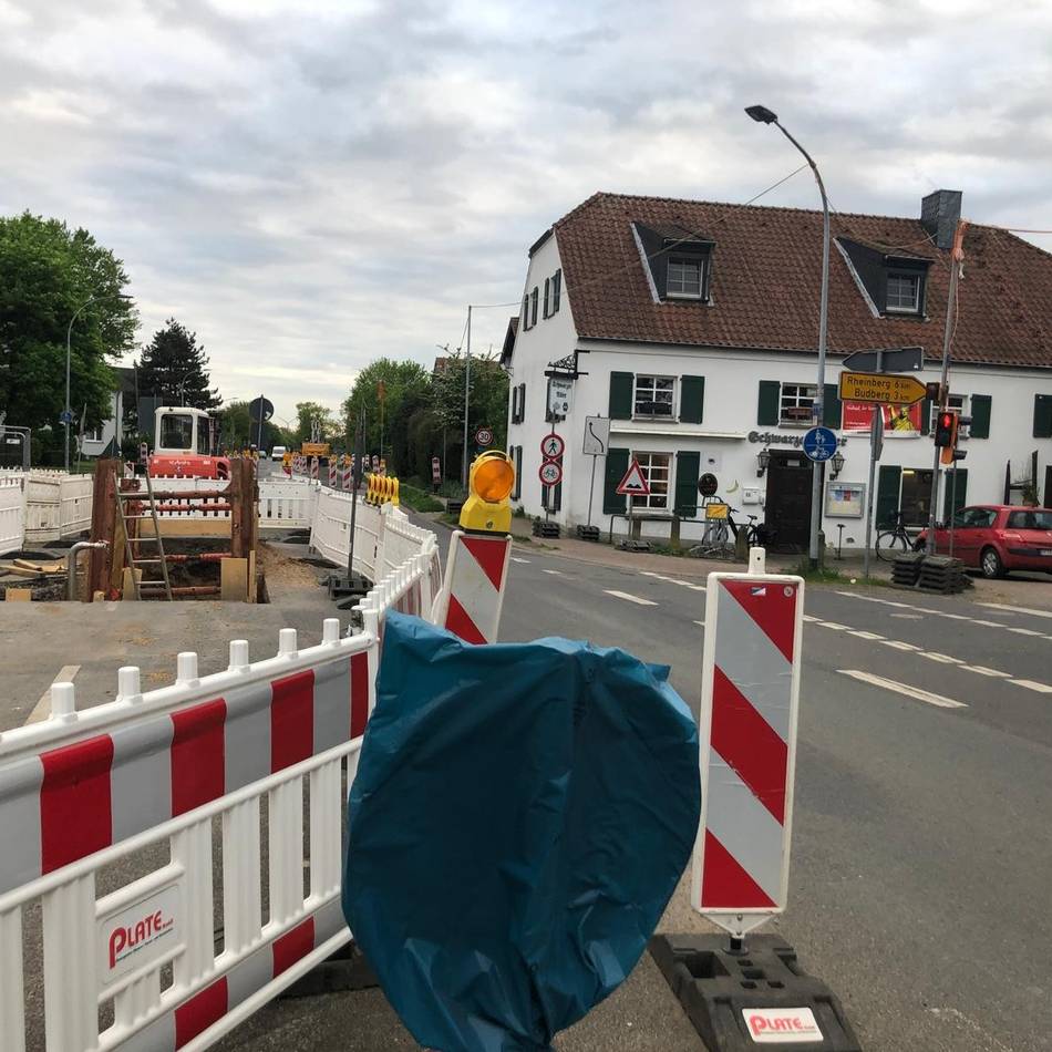 Kanalbaustelle in Vierbaum: Neben dem Schwarzen Adler wird ein Stollen gegraben