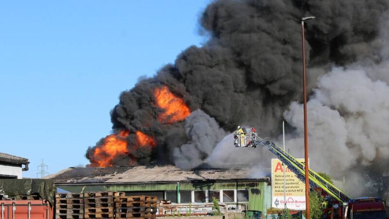 Großeinsatz in Grevenbroich: Autoteile-Werkstatt brennt im Industriegebiet – eine Person leicht verletzt