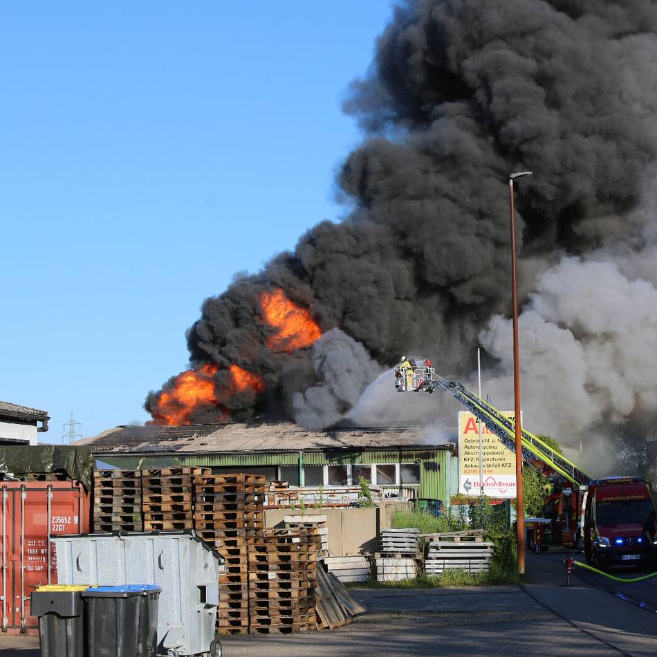 Großeinsatz in Grevenbroich: Autoteile-Werkstatt brennt im Industriegebiet – eine Person leicht verletzt