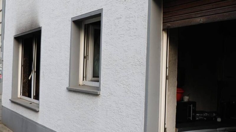 Hubertusstraße in Krefeld: Wohnungsbrand in der City – Feuerwehr rettet 17 Personen