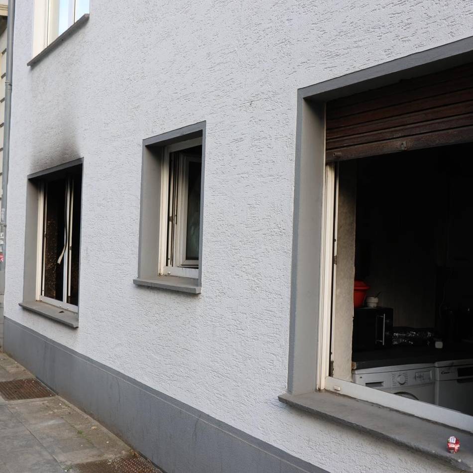 Hubertusstraße in Krefeld: Wohnungsbrand in der City – Feuerwehr rettet 17 Personen