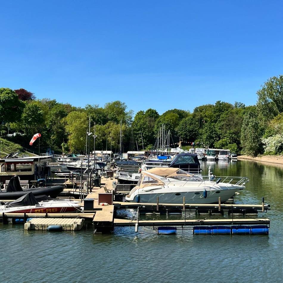 Start in die Saison: Gemeinsames Anfahren im Neusser Sporthafen