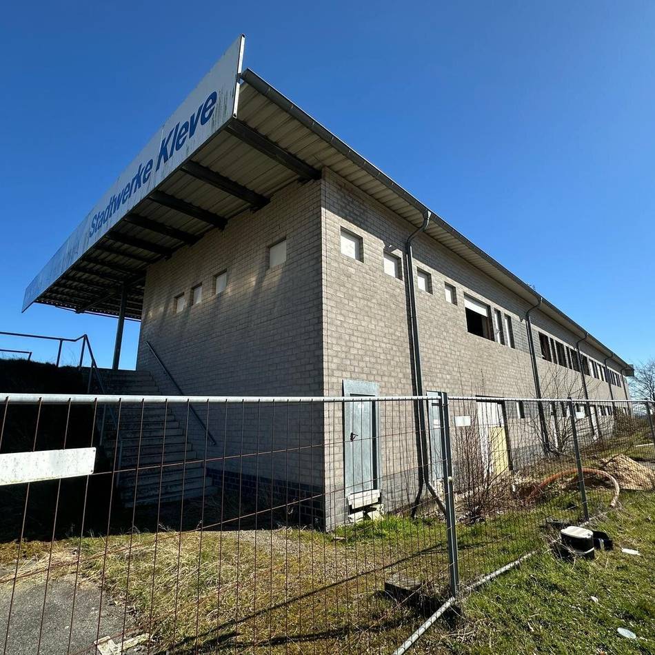 Stadion in Kleve: Es kommt zu Verzögerungen bei der Fertigstellung der Tribüne am Bresserberg
