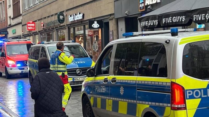 Flingerstraße in Düsseldorf: Mann versprüht Reizgas im Discounter – Polizeieinsatz in der Altstadt