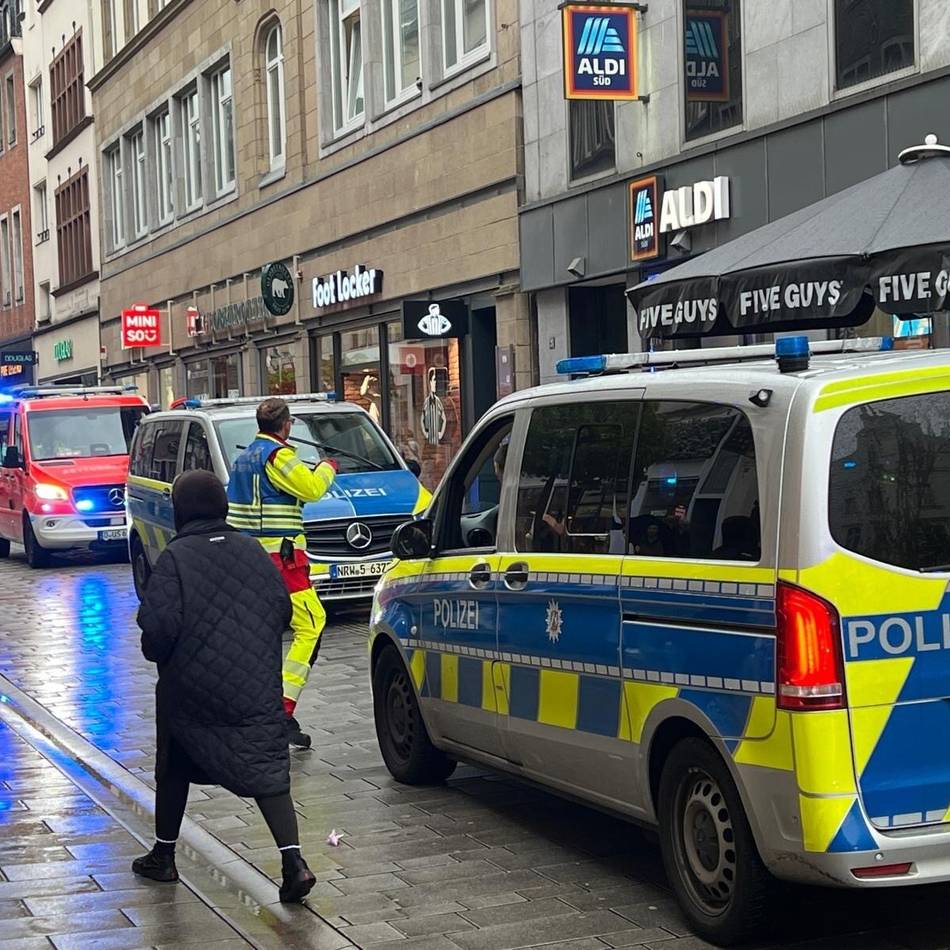 Flingerstraße in Düsseldorf: Mann versprüht Reizgas im Discounter – Polizeieinsatz in der Altstadt