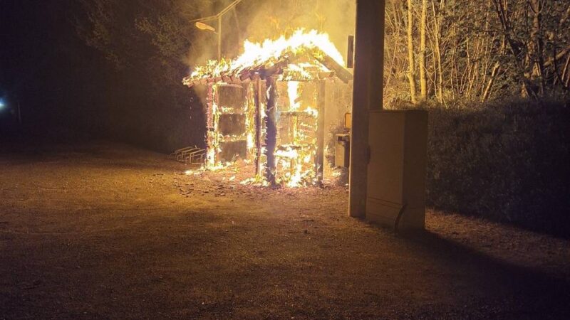 Am Bahnweg in Emmerich-Praest: Wartehäuschen brannte völlig aus
