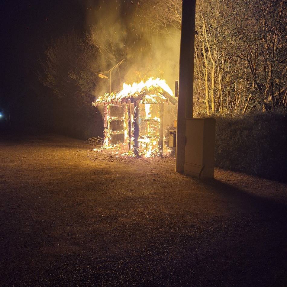 Am Bahnweg in Emmerich-Praest: Wartehäuschen brannte völlig aus