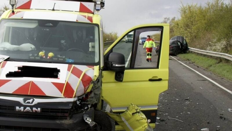 Brücke der L379: Auto stößt mit Schwerlast-Begleitfahrzeug zusammen