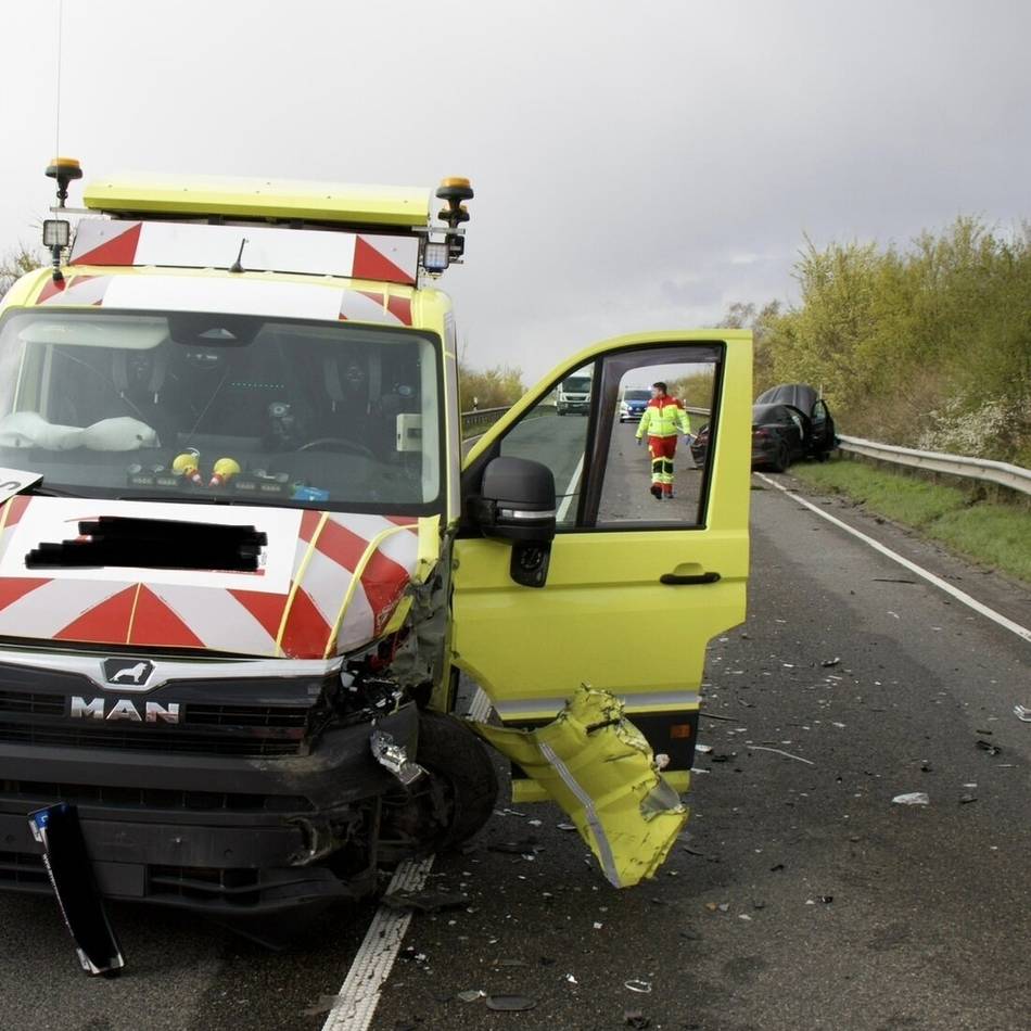 Brücke der L379: Auto stößt mit Schwerlast-Begleitfahrzeug zusammen