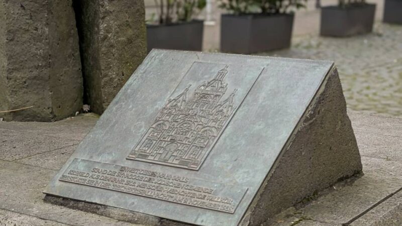 Namen werden am Mahnmal vorgelesen: Gedenken an Holocaust-Opfer aus Krefeld