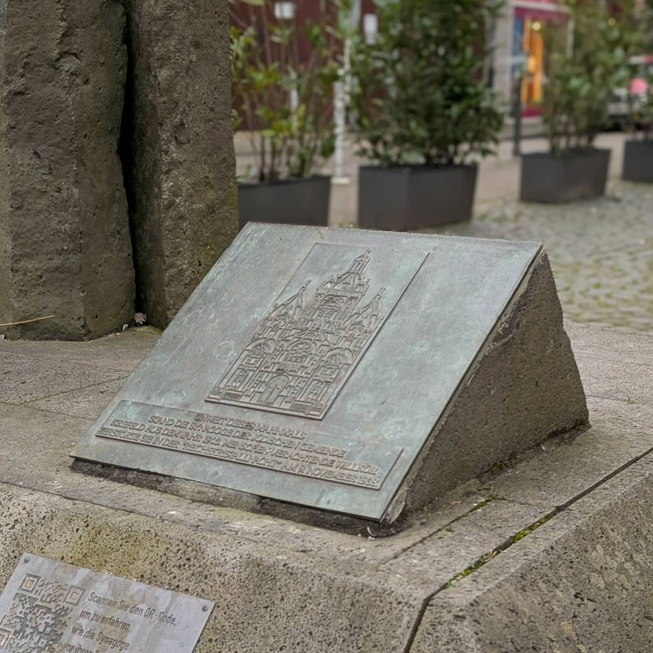 Namen werden am Mahnmal vorgelesen: Gedenken an Holocaust-Opfer aus Krefeld